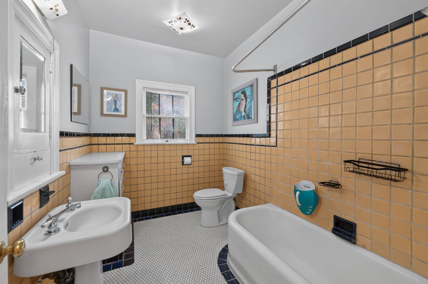 536 E Clinton Ave, Fresno, CA 93704
