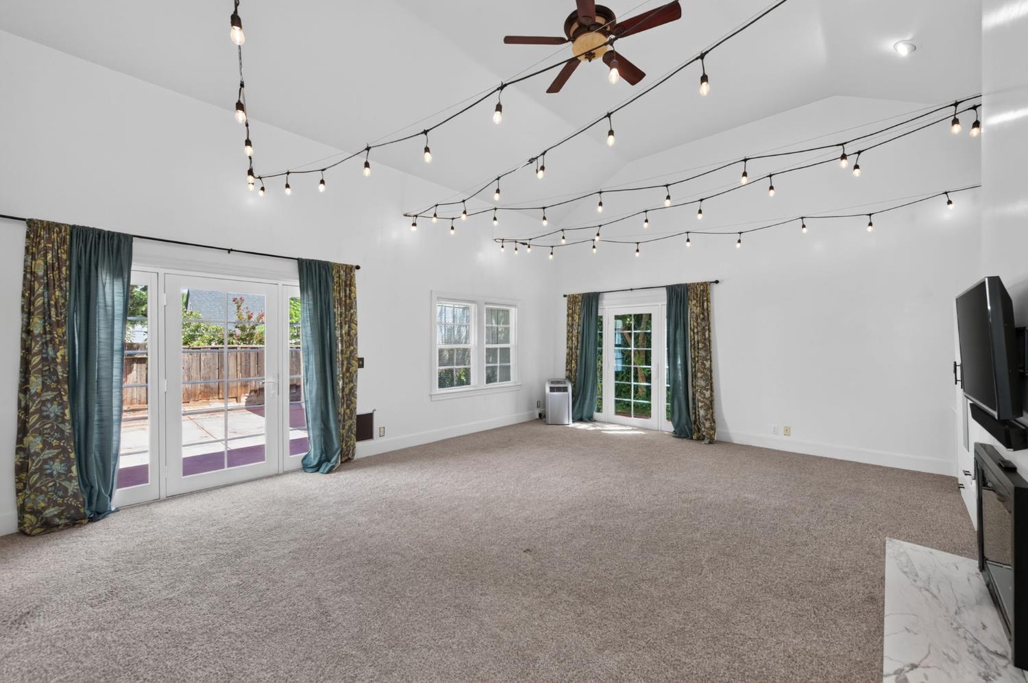 536 E Clinton Ave, Fresno, CA 93704