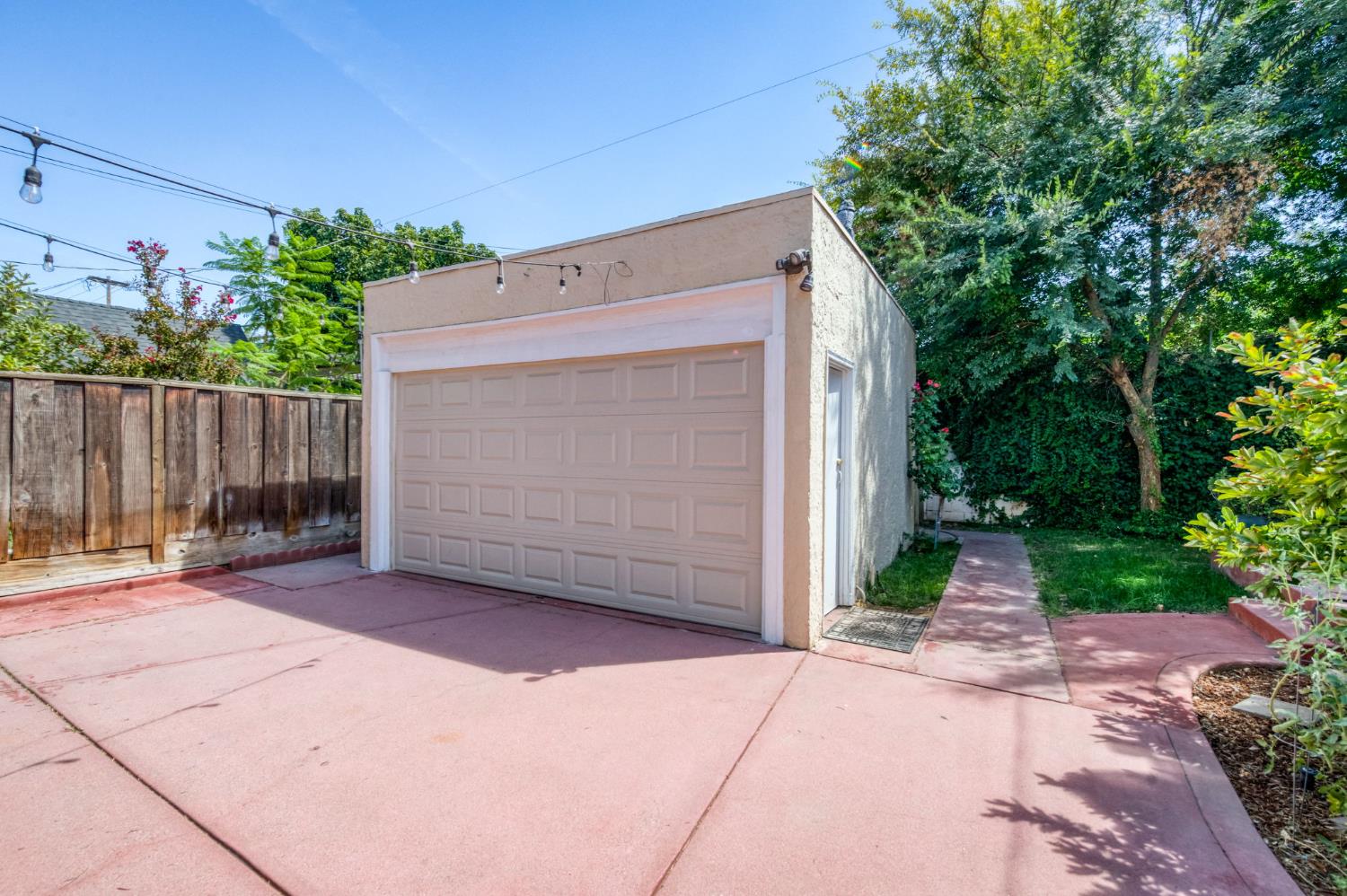 536 E Clinton Ave, Fresno, CA 93704