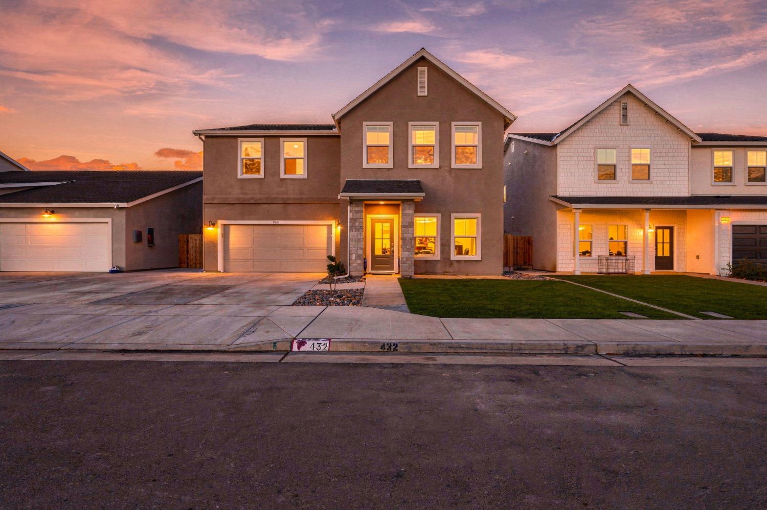 432 University Dr, Lemoore, CA 93245