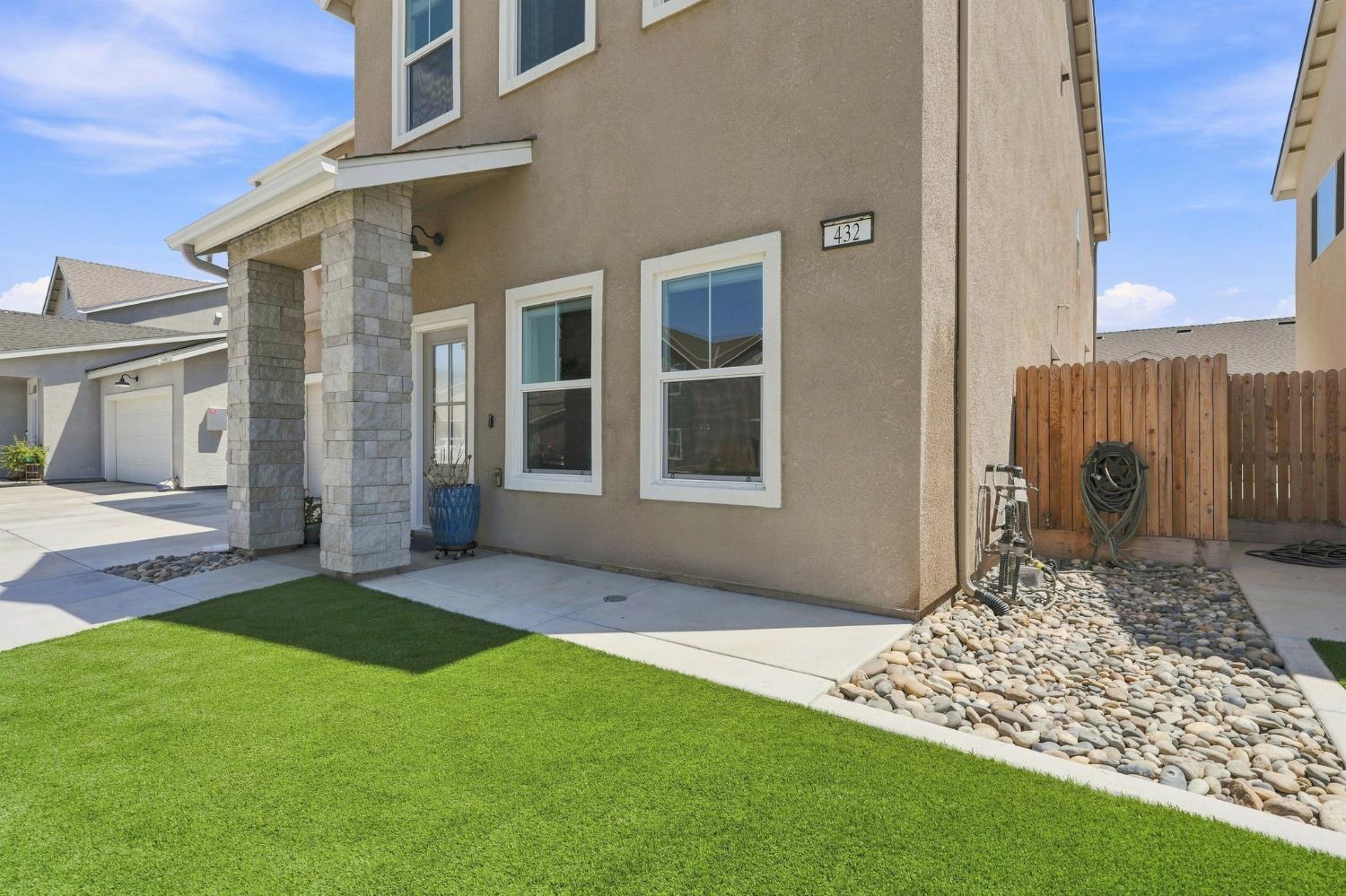 432 University Dr, Lemoore, CA 93245