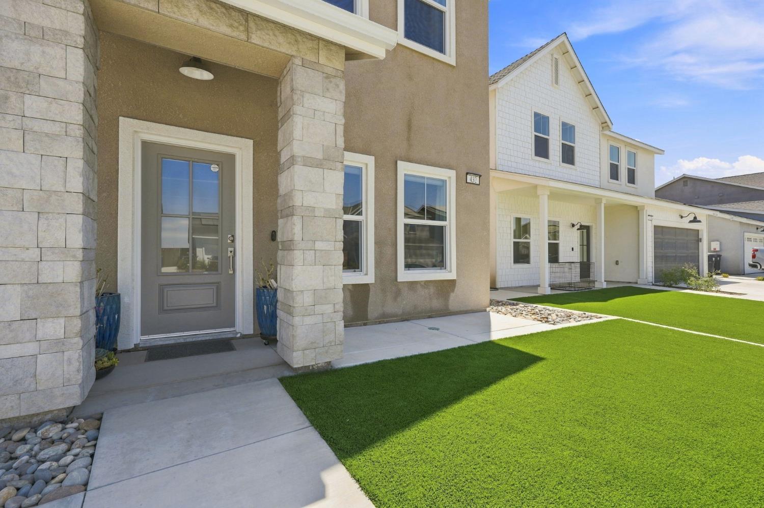 432 University Dr, Lemoore, CA 93245