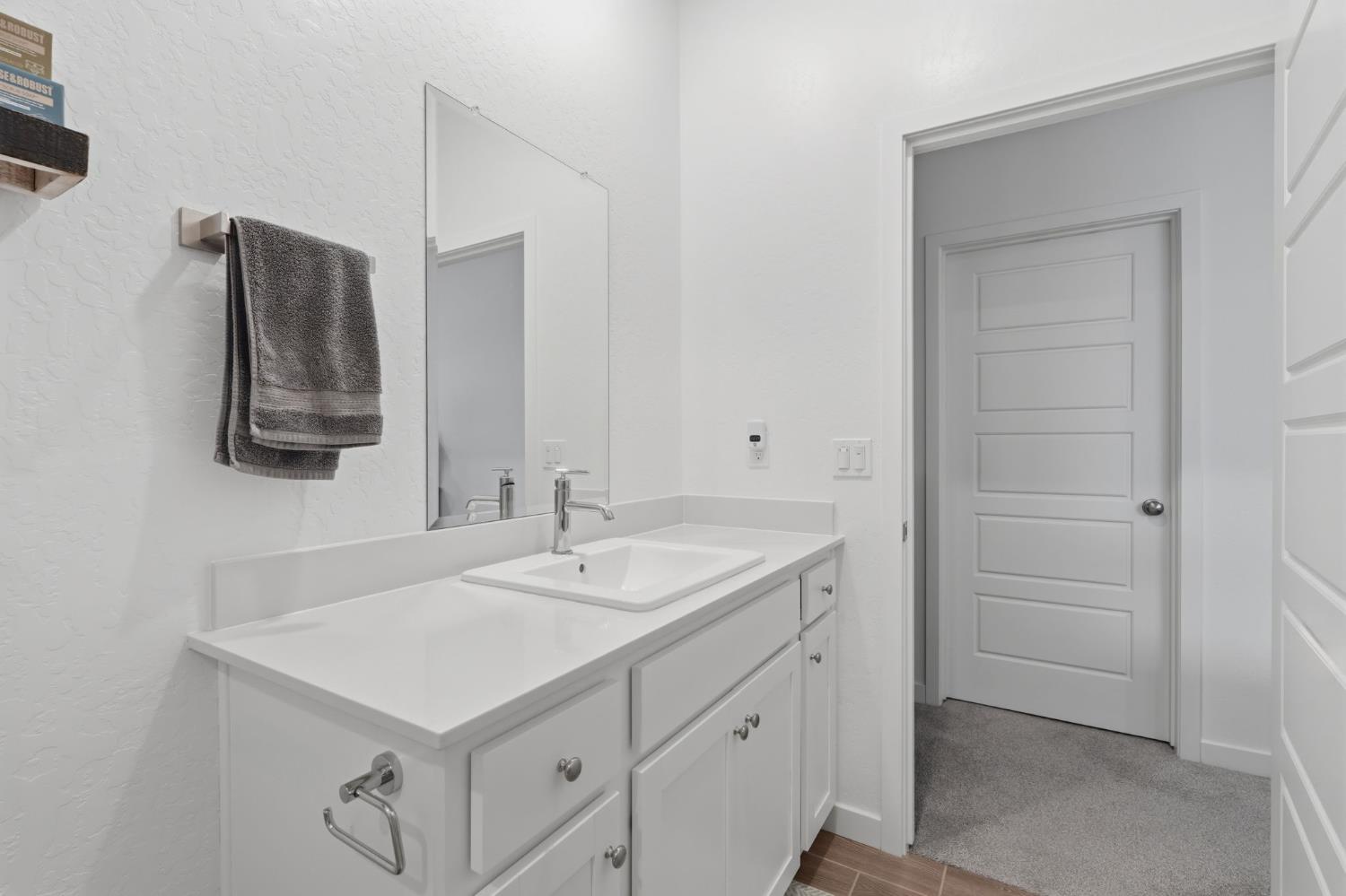432 University Dr, Lemoore, CA 93245