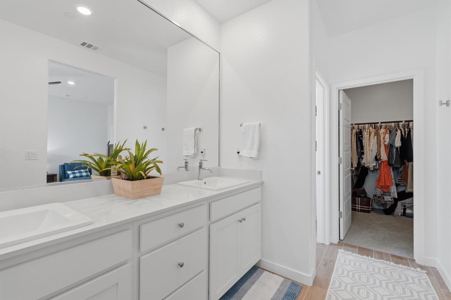 432 University Dr, Lemoore, CA 93245