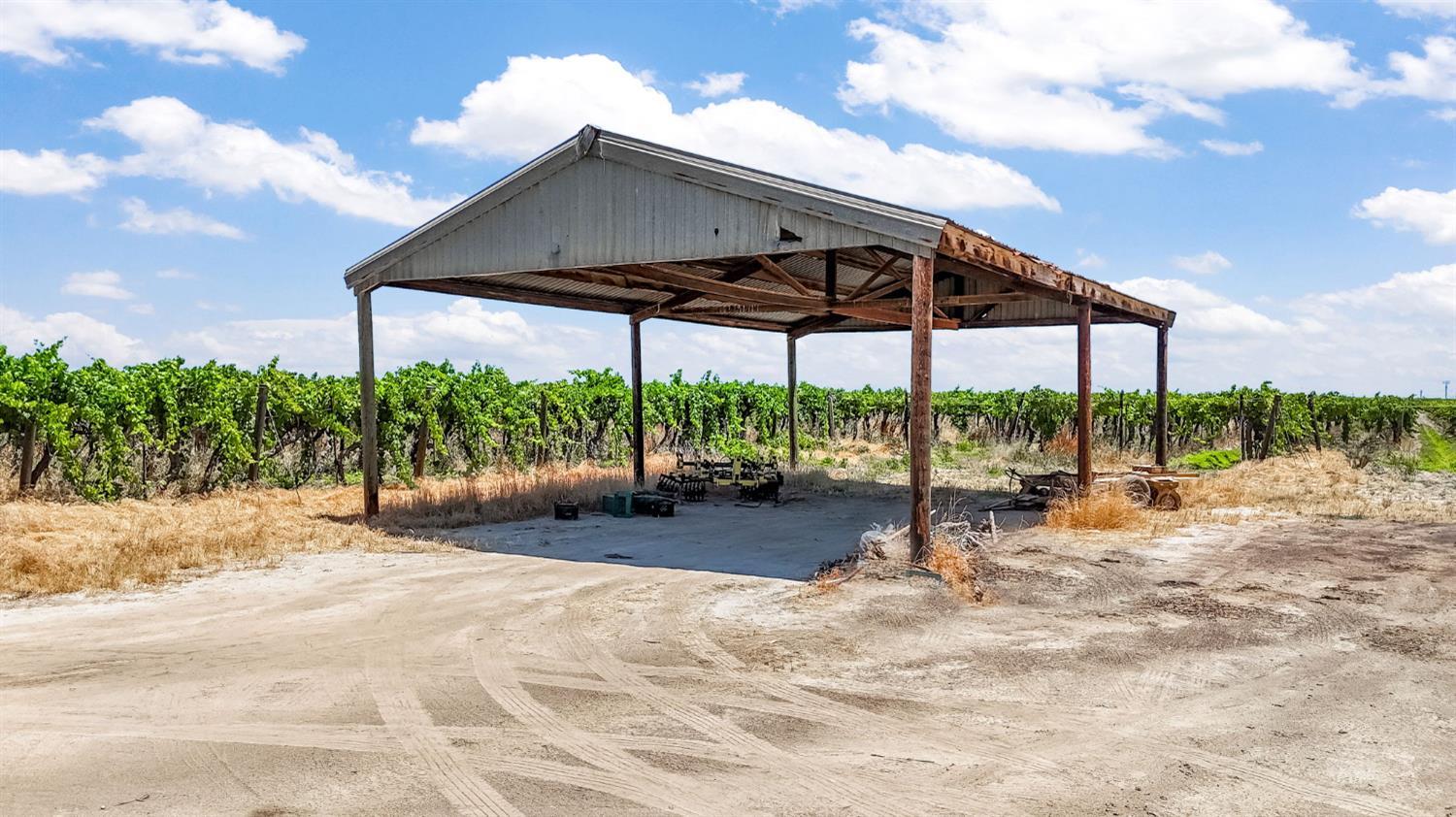 1 Davis, Laton, CA 93242