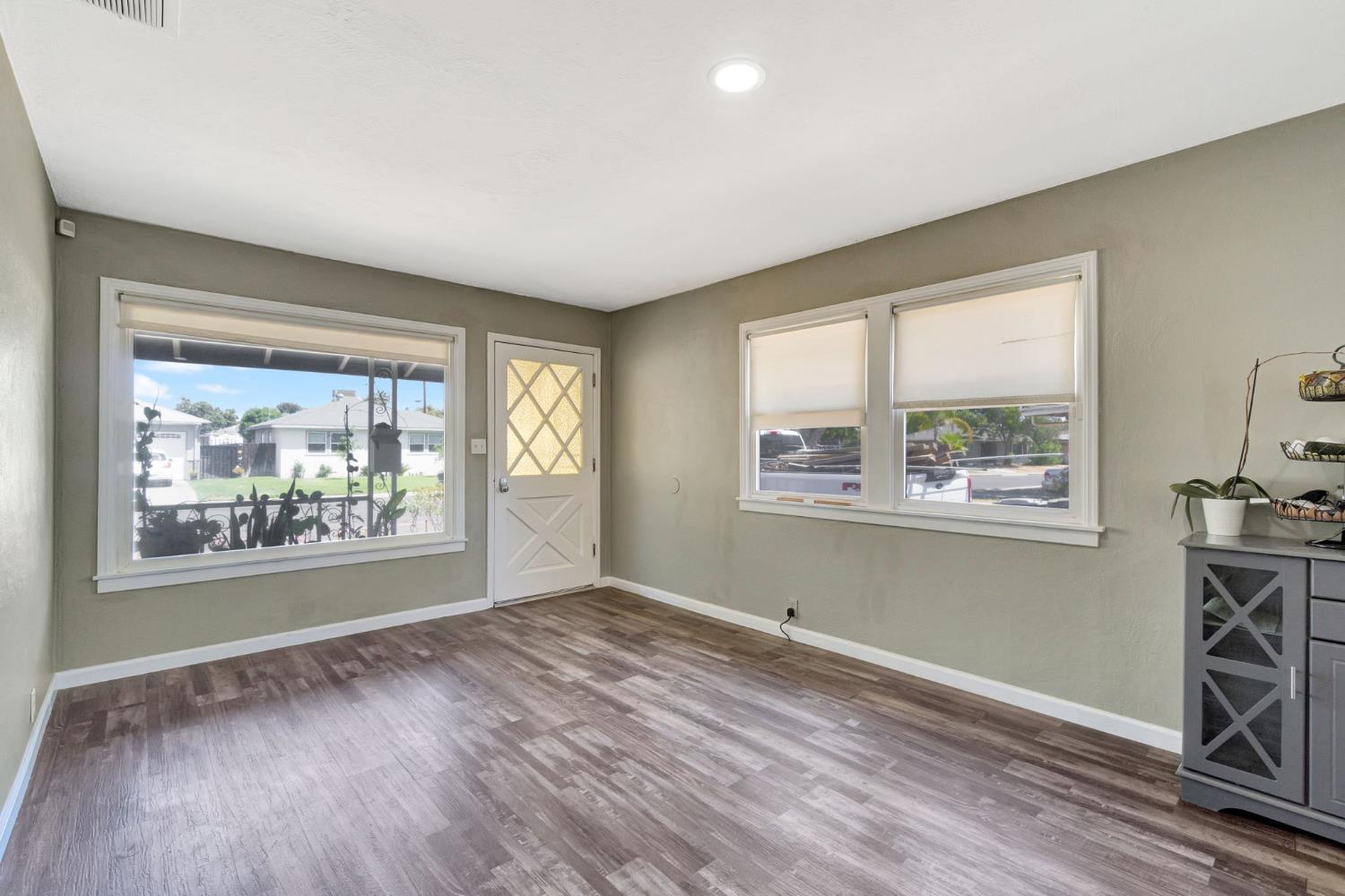 4002 Kenmore Dr N, Fresno, CA 93703