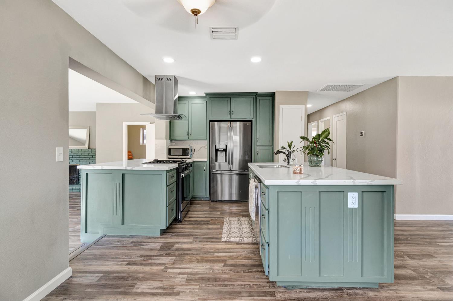 4002 Kenmore Dr N, Fresno, CA 93703