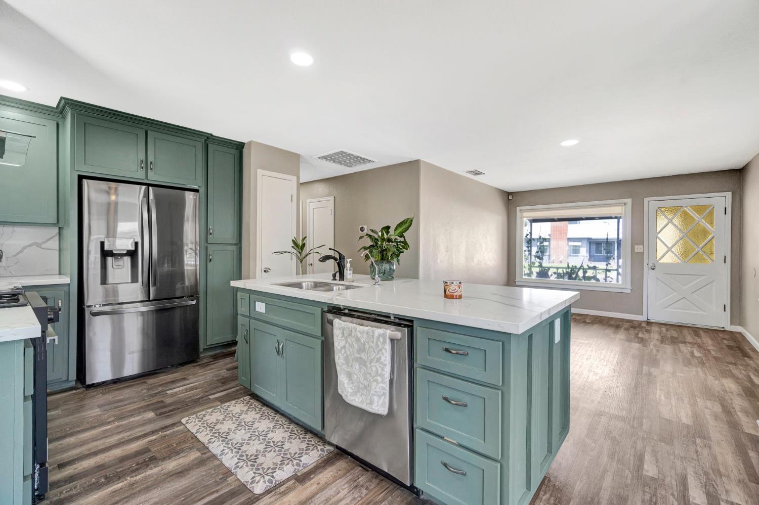 4002 Kenmore Dr N, Fresno, CA 93703