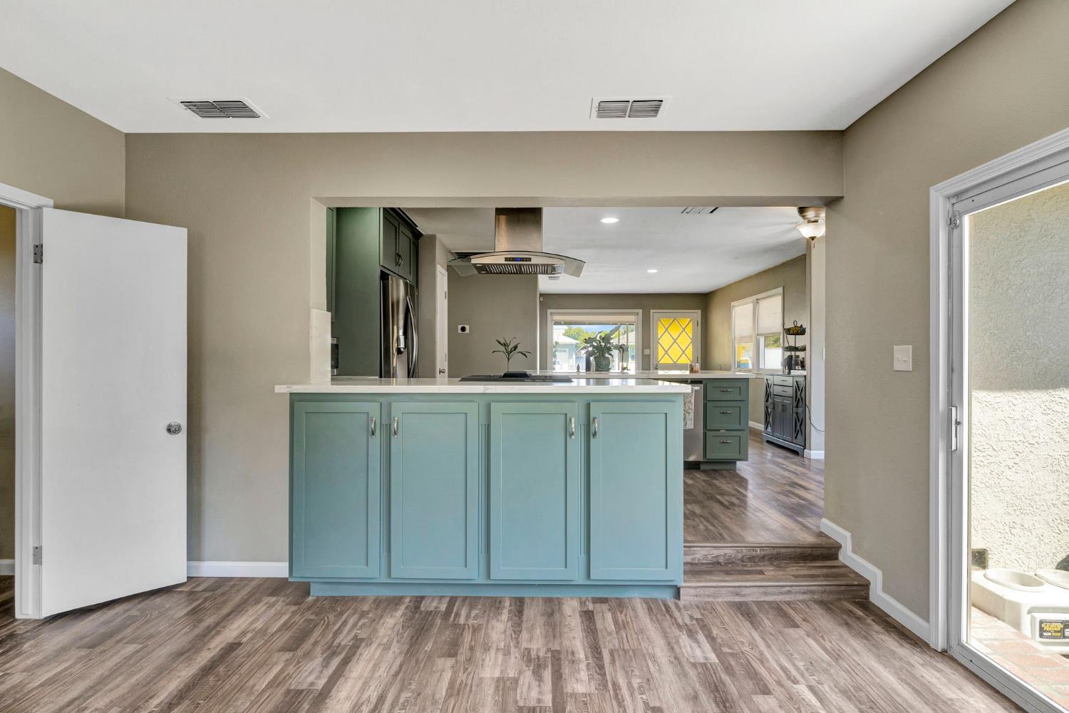 4002 Kenmore Dr N, Fresno, CA 93703