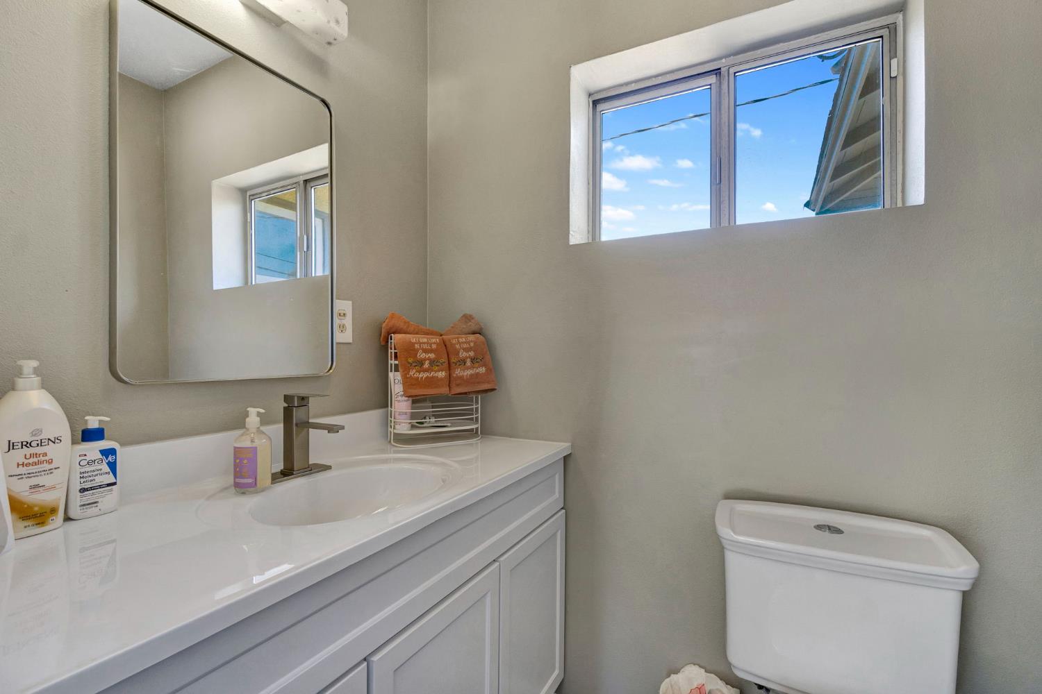 4002 Kenmore Dr N, Fresno, CA 93703