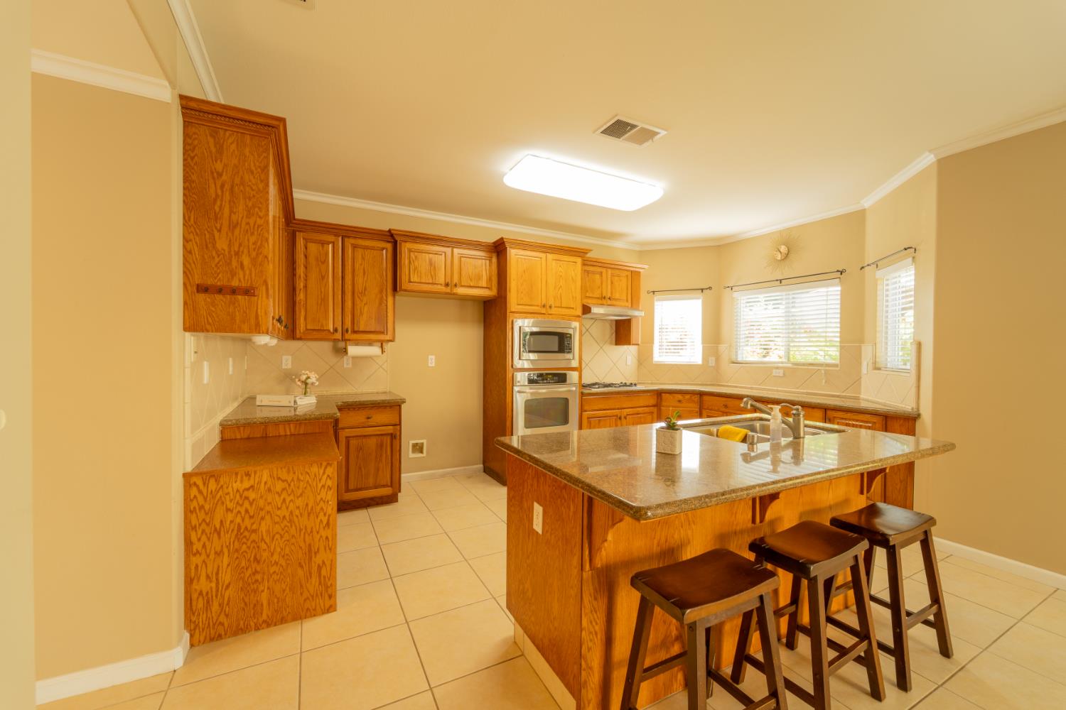 3374 Keats Ave, Clovis, CA 93619