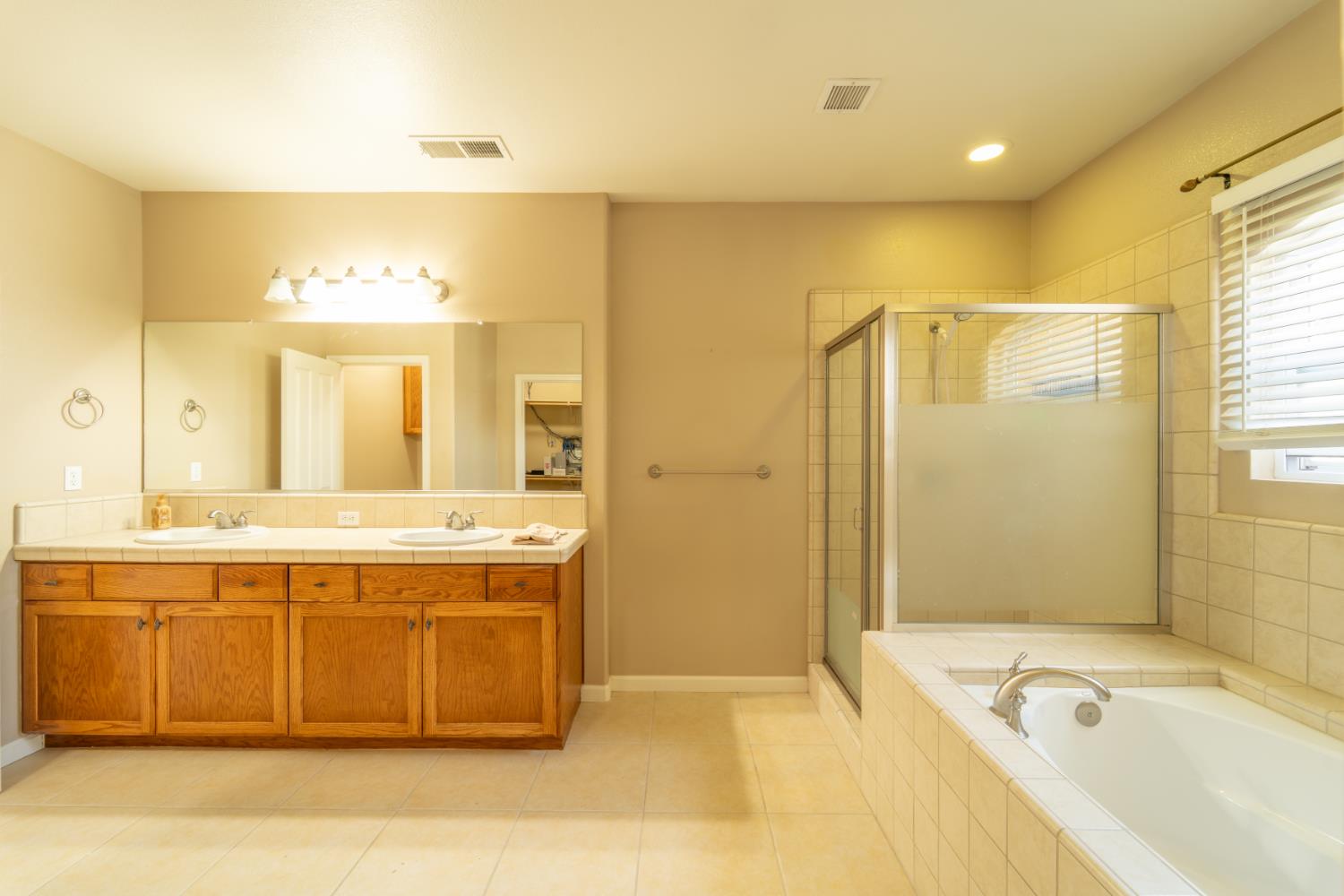 3374 Keats Ave, Clovis, CA 93619