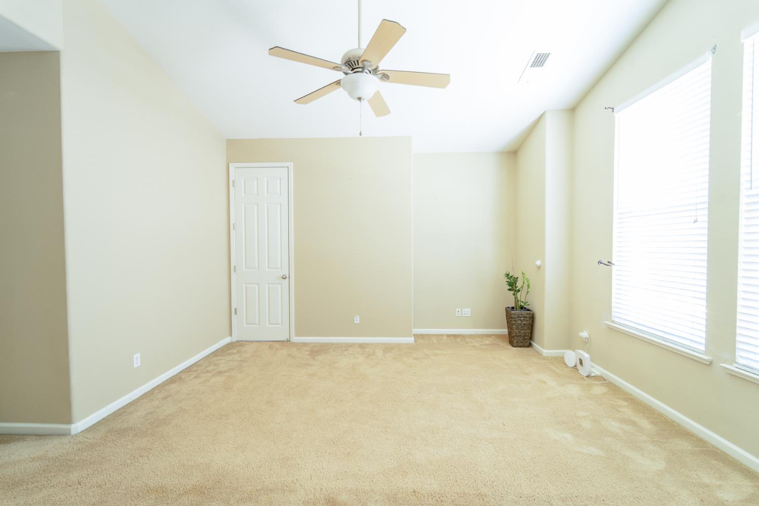 3374 Keats Ave, Clovis, CA 93619