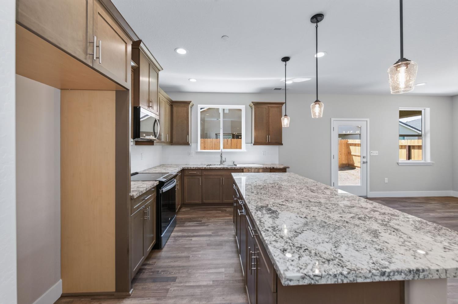 16163 W Sunset Ave, Kerman, CA 93630