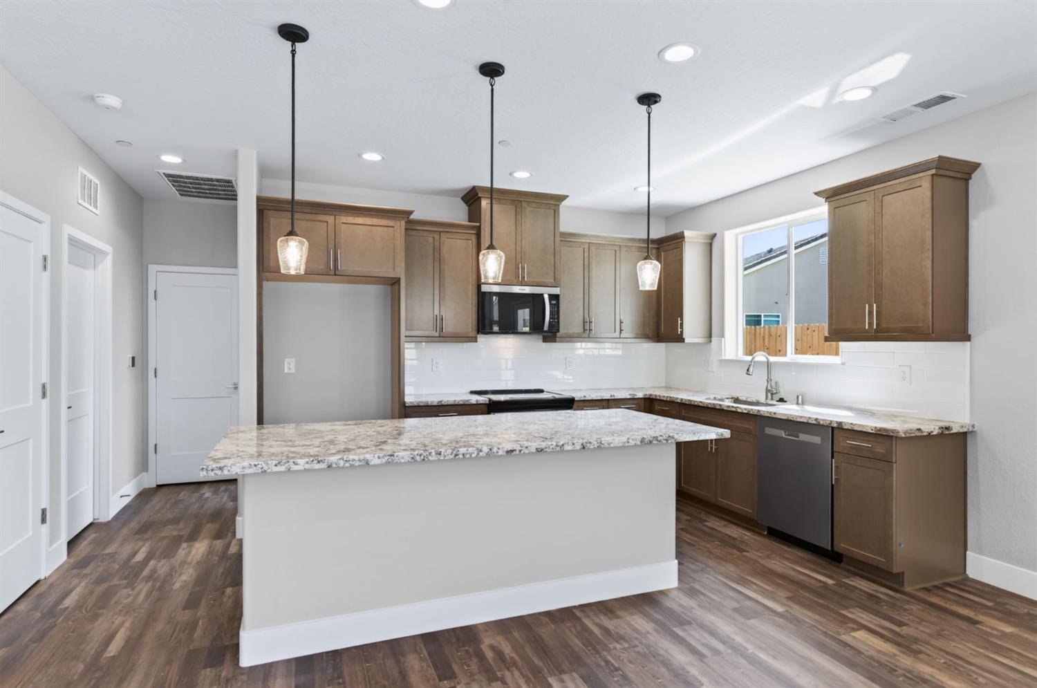 16163 W Sunset Ave, Kerman, CA 93630