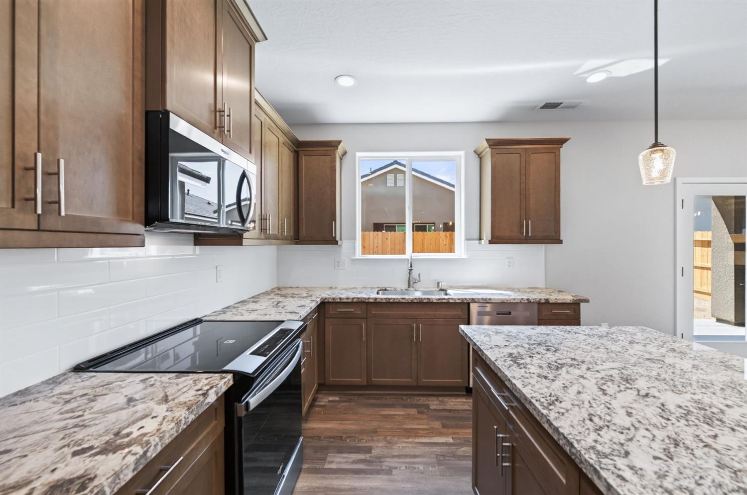16163 W Sunset Ave, Kerman, CA 93630