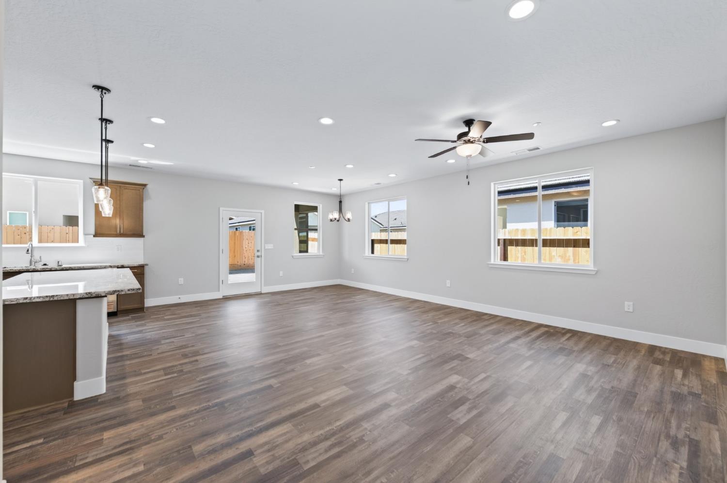 16163 W Sunset Ave, Kerman, CA 93630