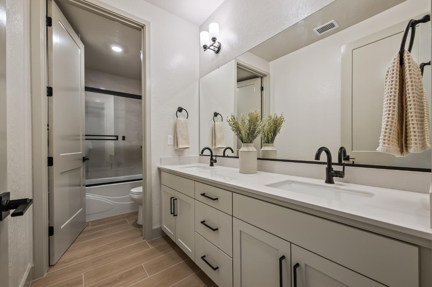 11170 N Via Ravenna Dr, Fresno, CA 93730