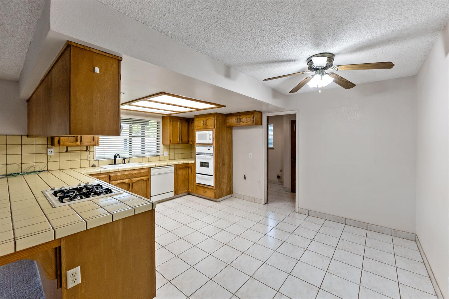 12165 Caron Way, Madera, CA 93636
