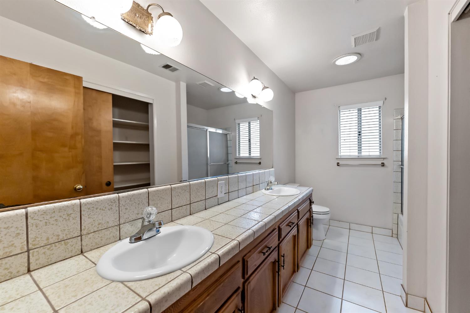 12165 Caron Way, Madera, CA 93636