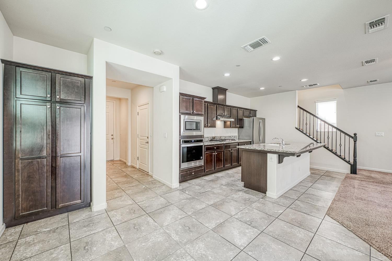 6158 E Peruna Way, Fresno, CA 93727