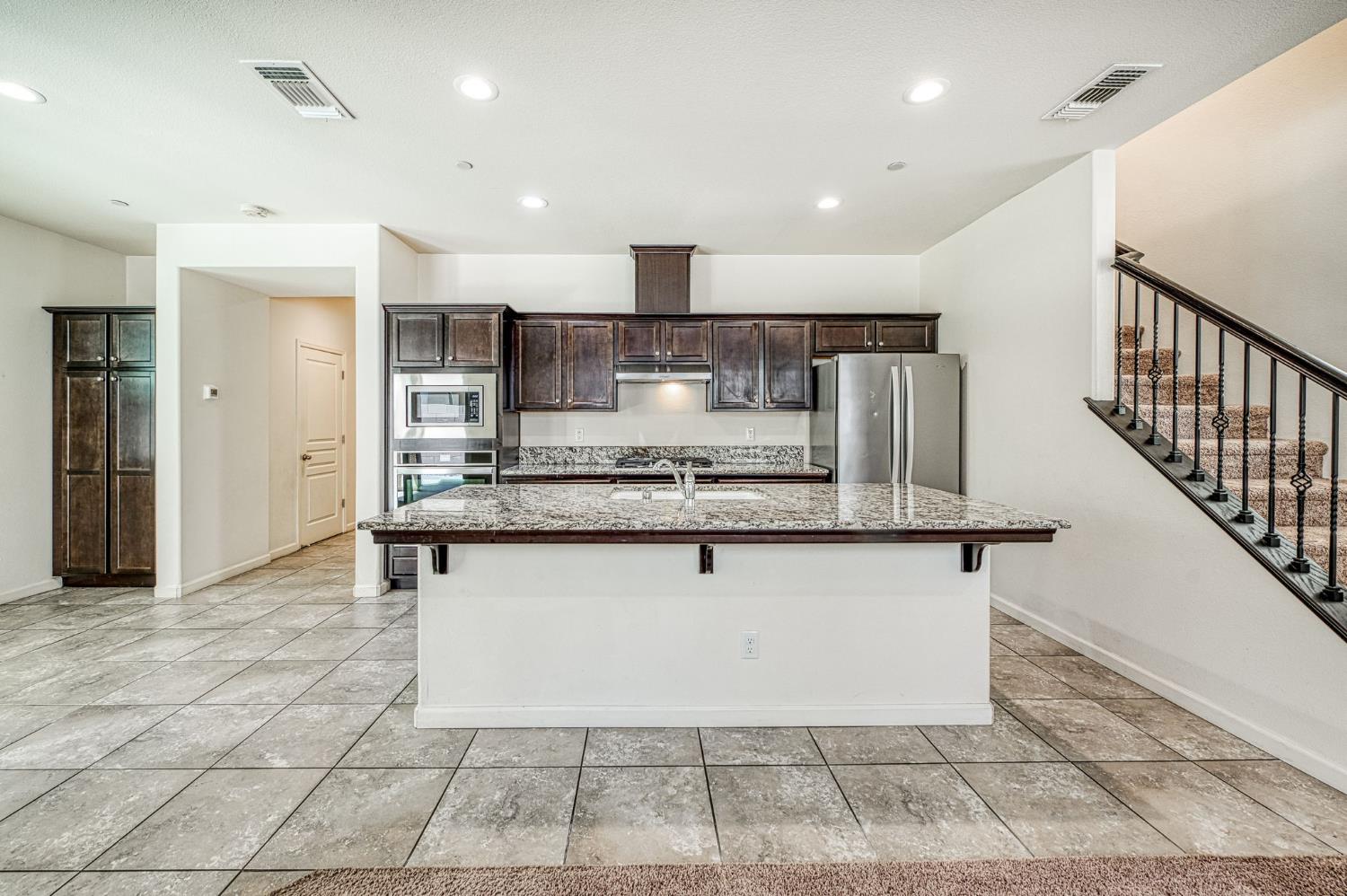 6158 E Peruna Way, Fresno, CA 93727