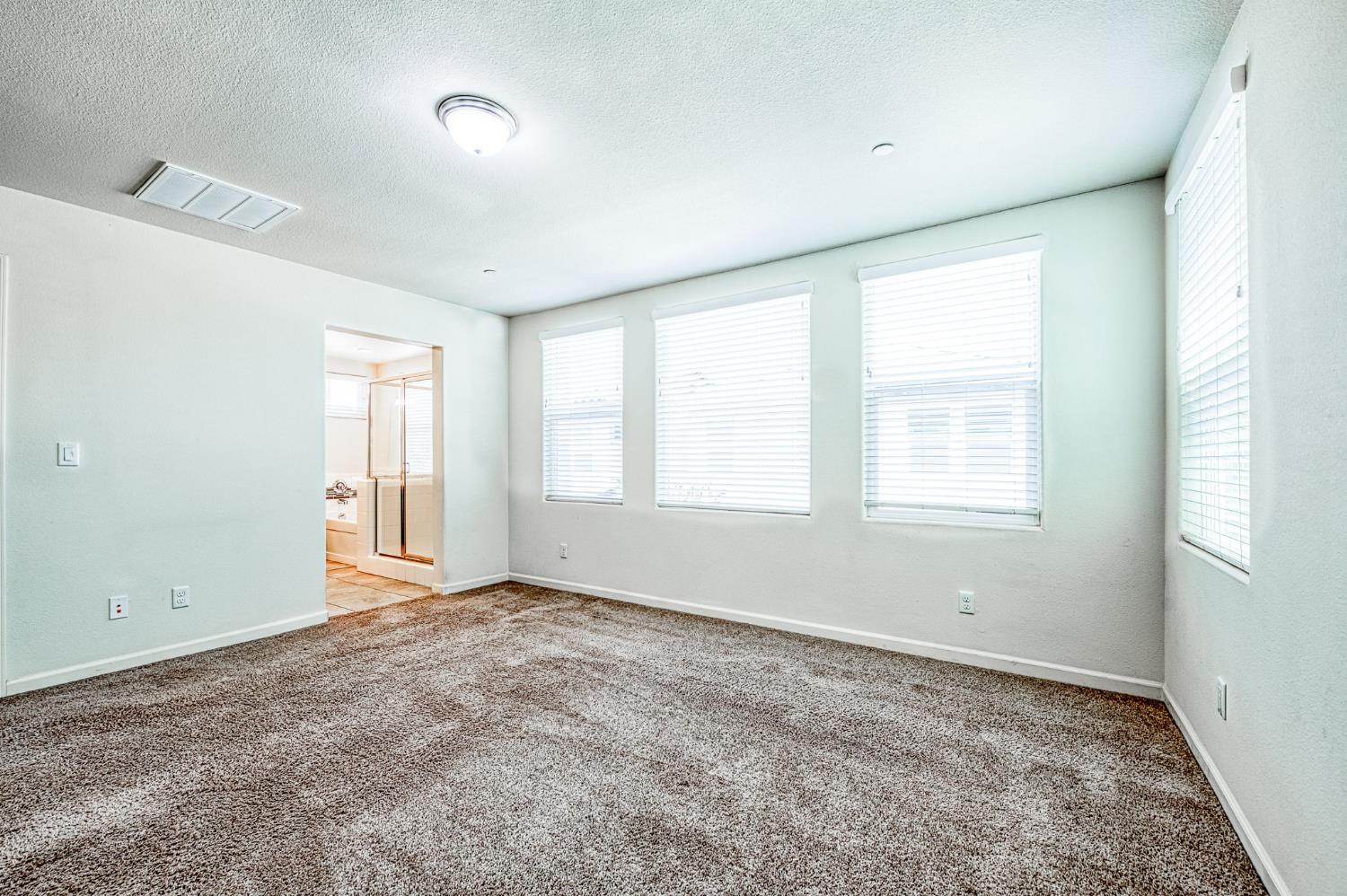 6158 E Peruna Way, Fresno, CA 93727
