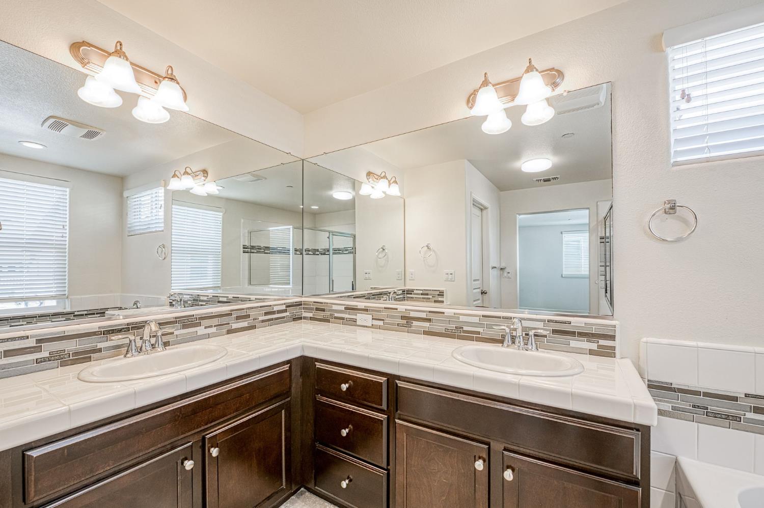 6158 E Peruna Way, Fresno, CA 93727