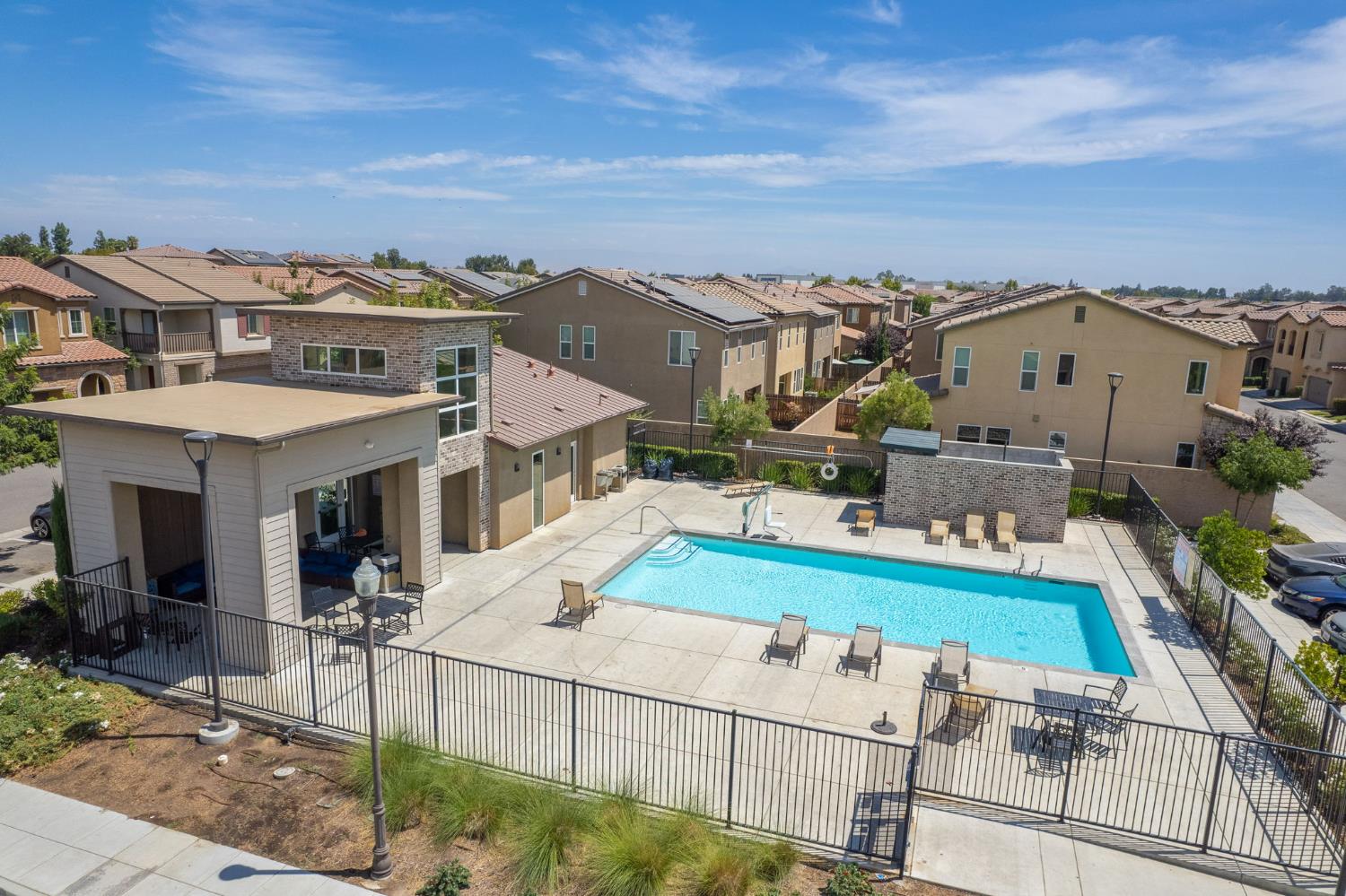 6158 E Peruna Way, Fresno, CA 93727