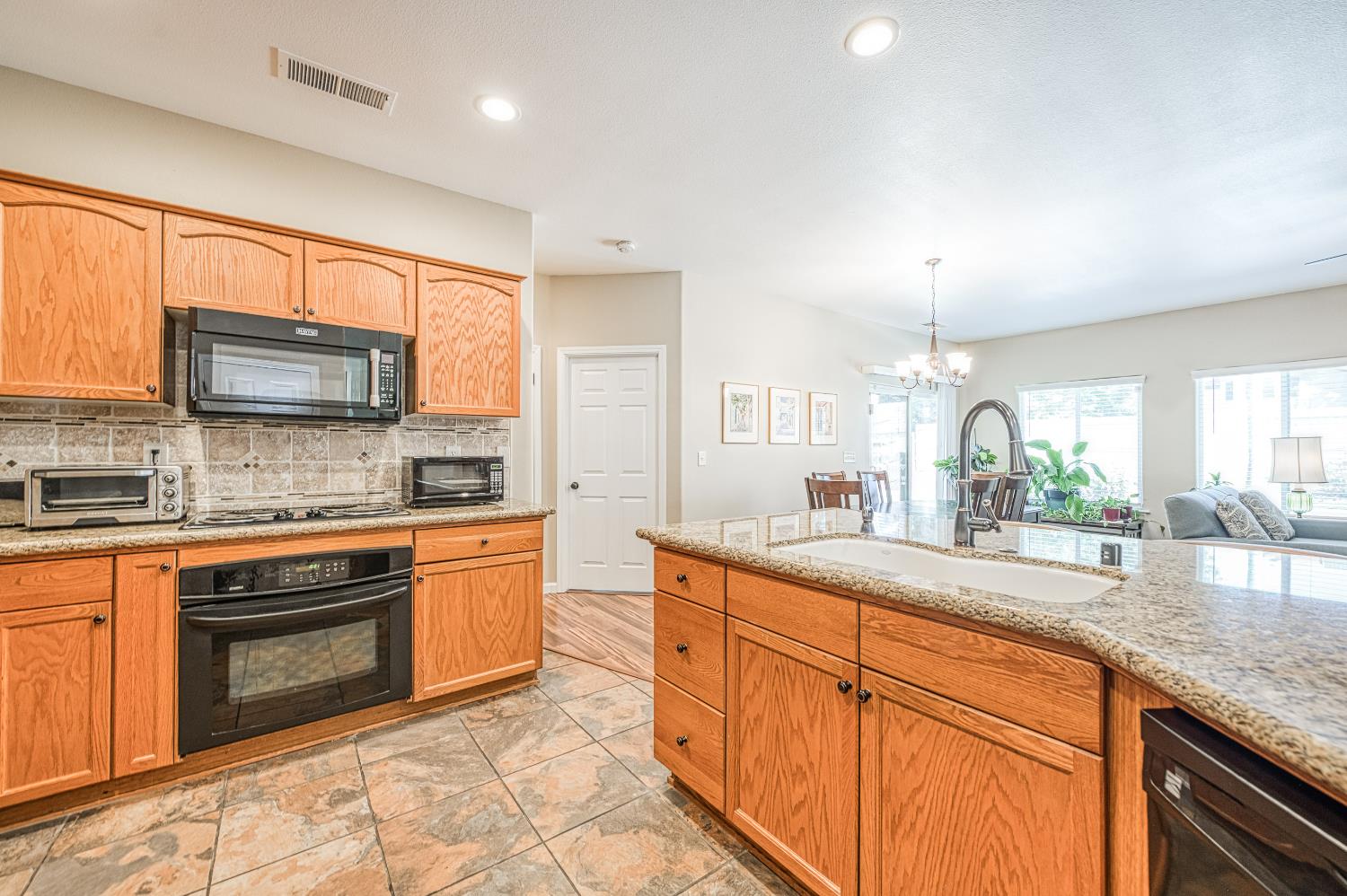 1893 Decatur Ave, Clovis, CA 93611