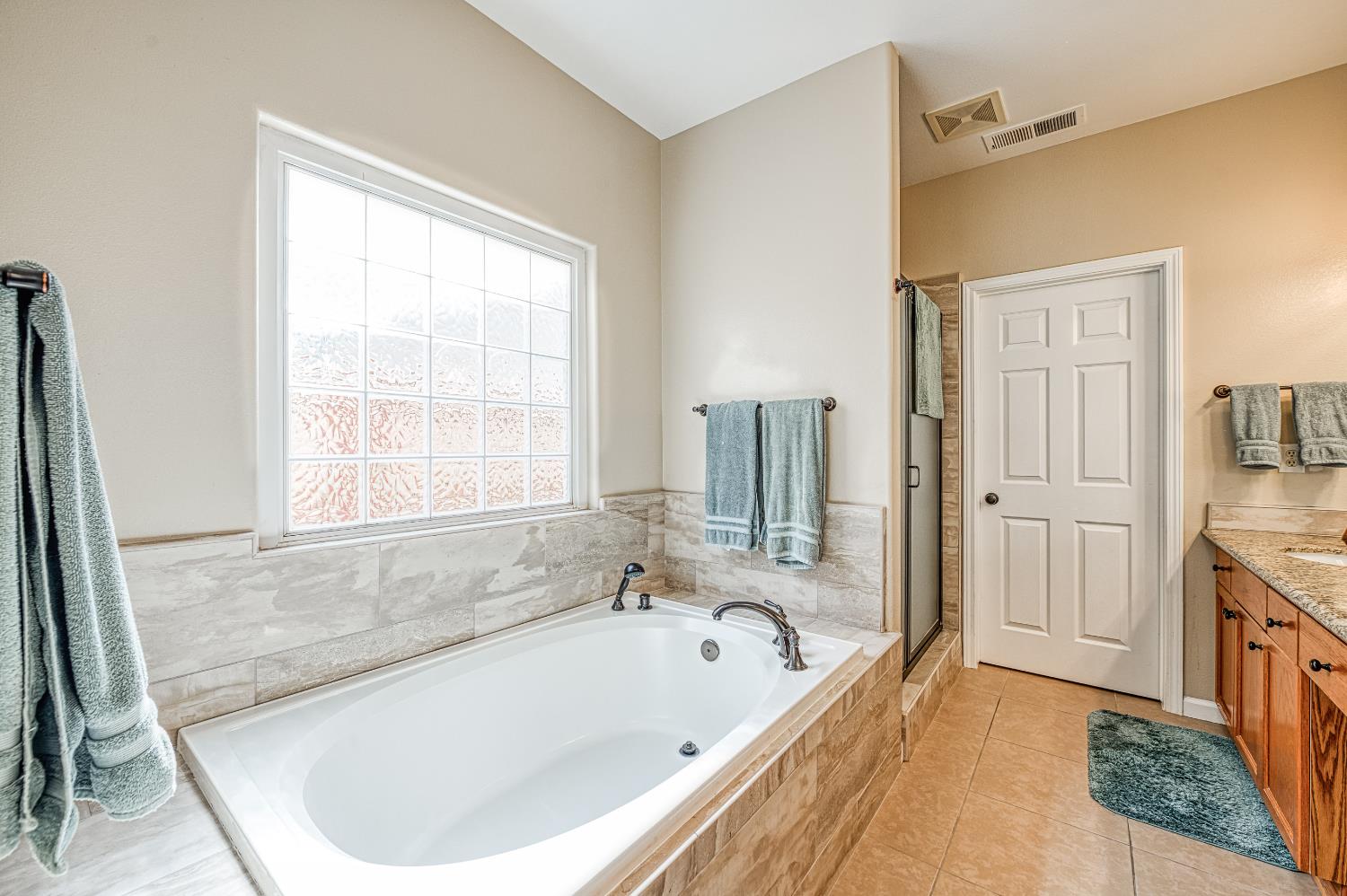 1893 Decatur Ave, Clovis, CA 93611