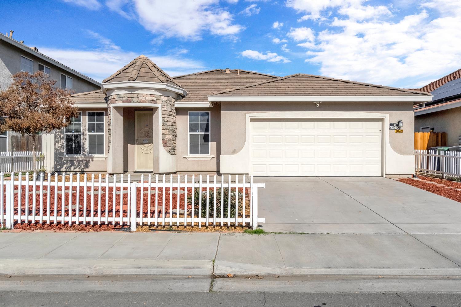 1049 Stanford Ave, Madera, CA 93637