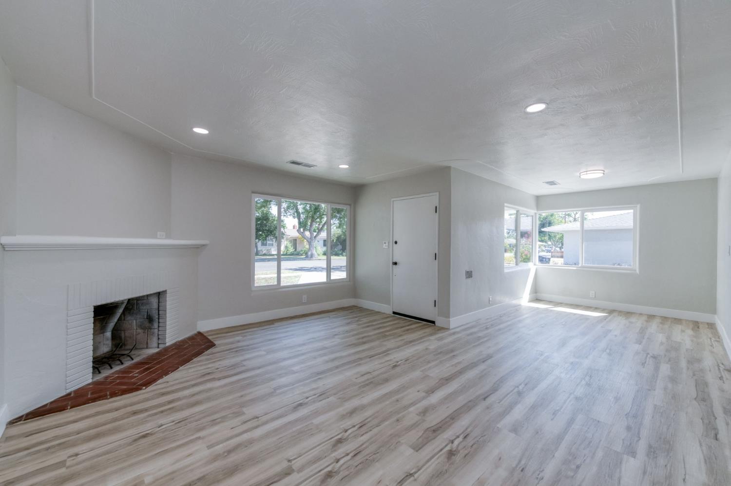 1025 W Fedora Ave, Fresno, CA 93705