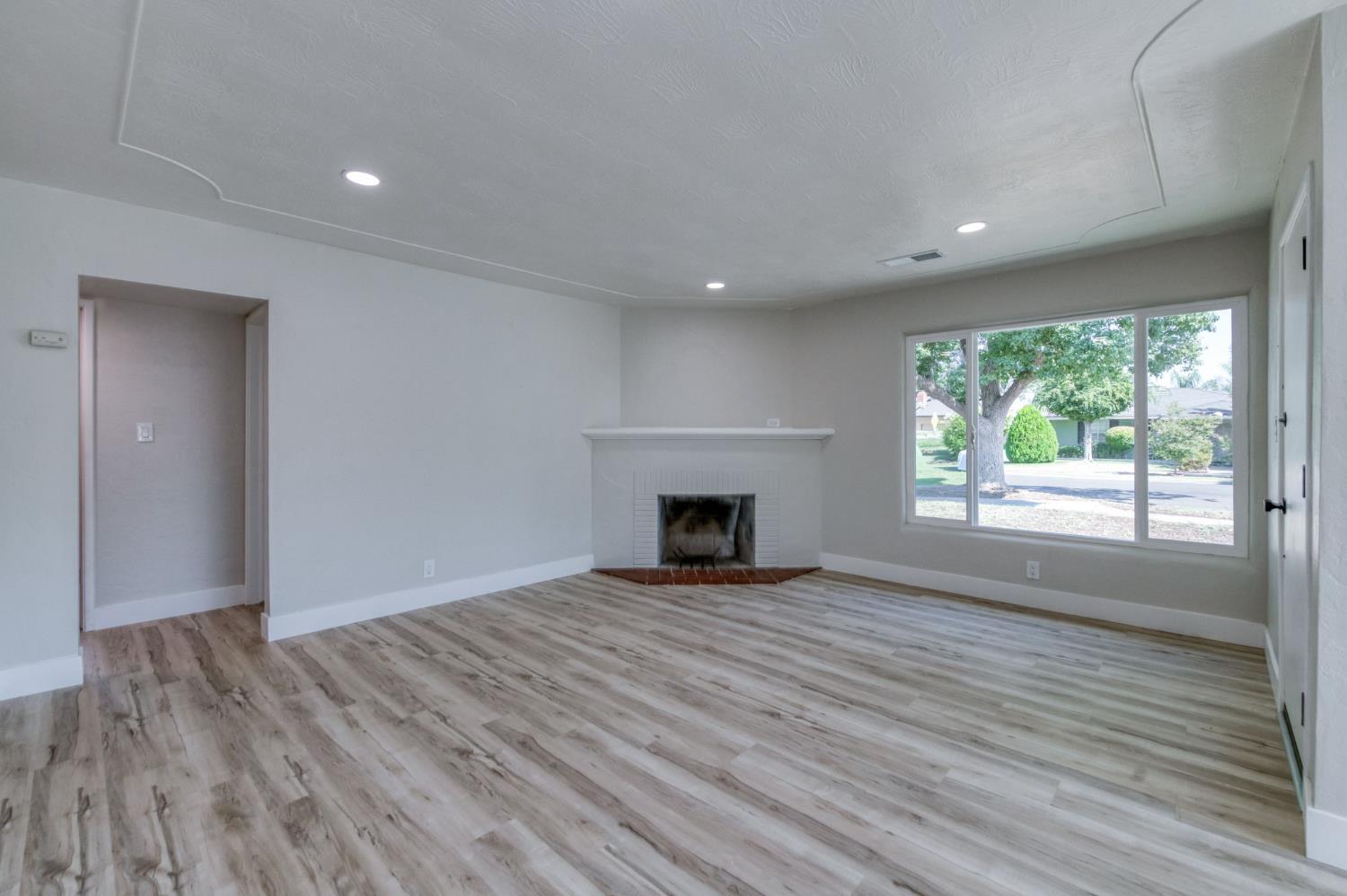 1025 W Fedora Ave, Fresno, CA 93705