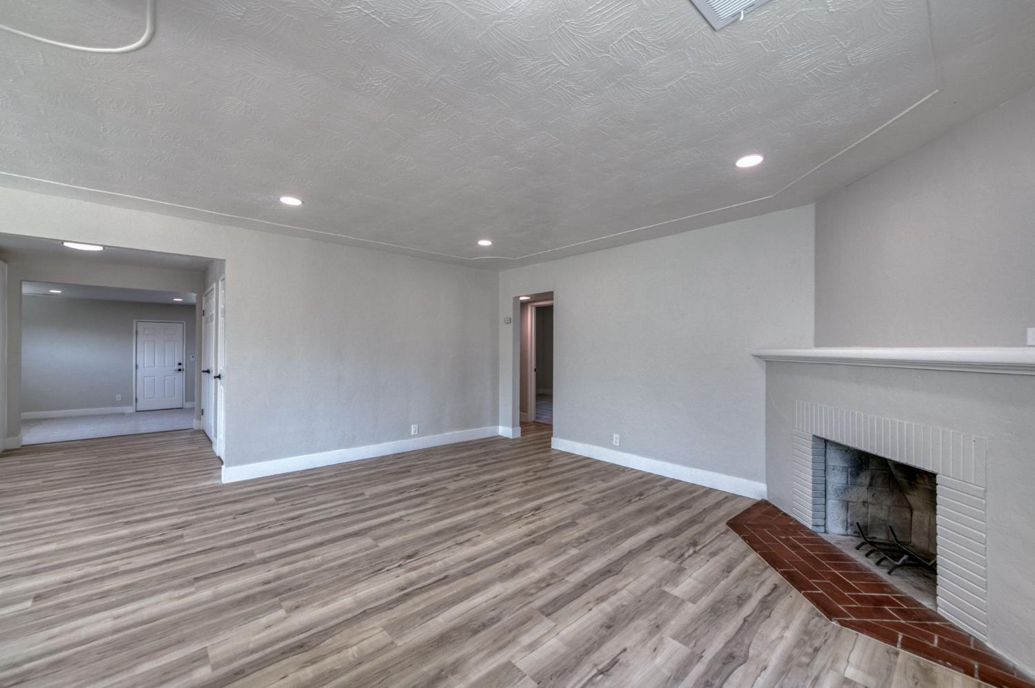 1025 W Fedora Ave, Fresno, CA 93705