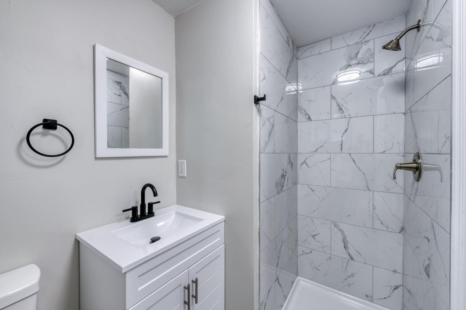1025 W Fedora Ave, Fresno, CA 93705