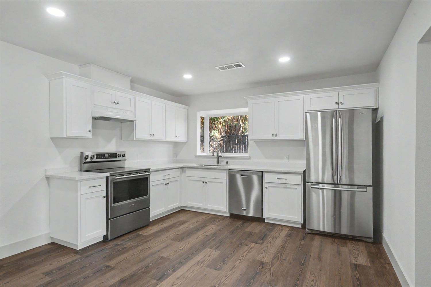 1049 N Farris Ave, Fresno, CA 93728