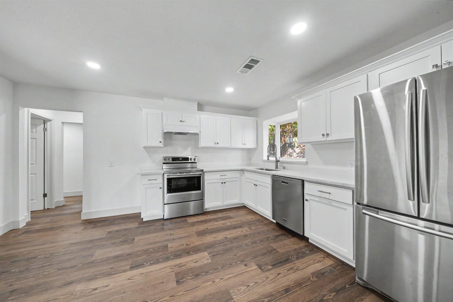 1049 N Farris Ave, Fresno, CA 93728