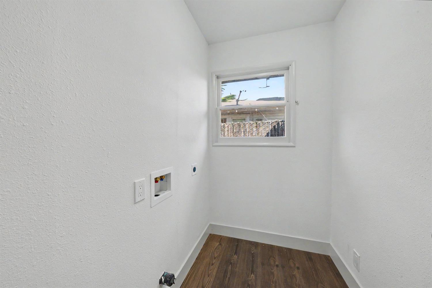 1049 N Farris Ave, Fresno, CA 93728