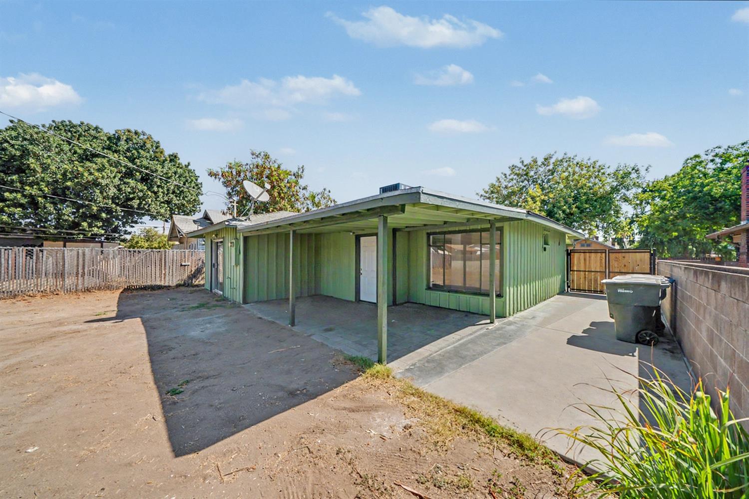 1049 N Farris Ave, Fresno, CA 93728