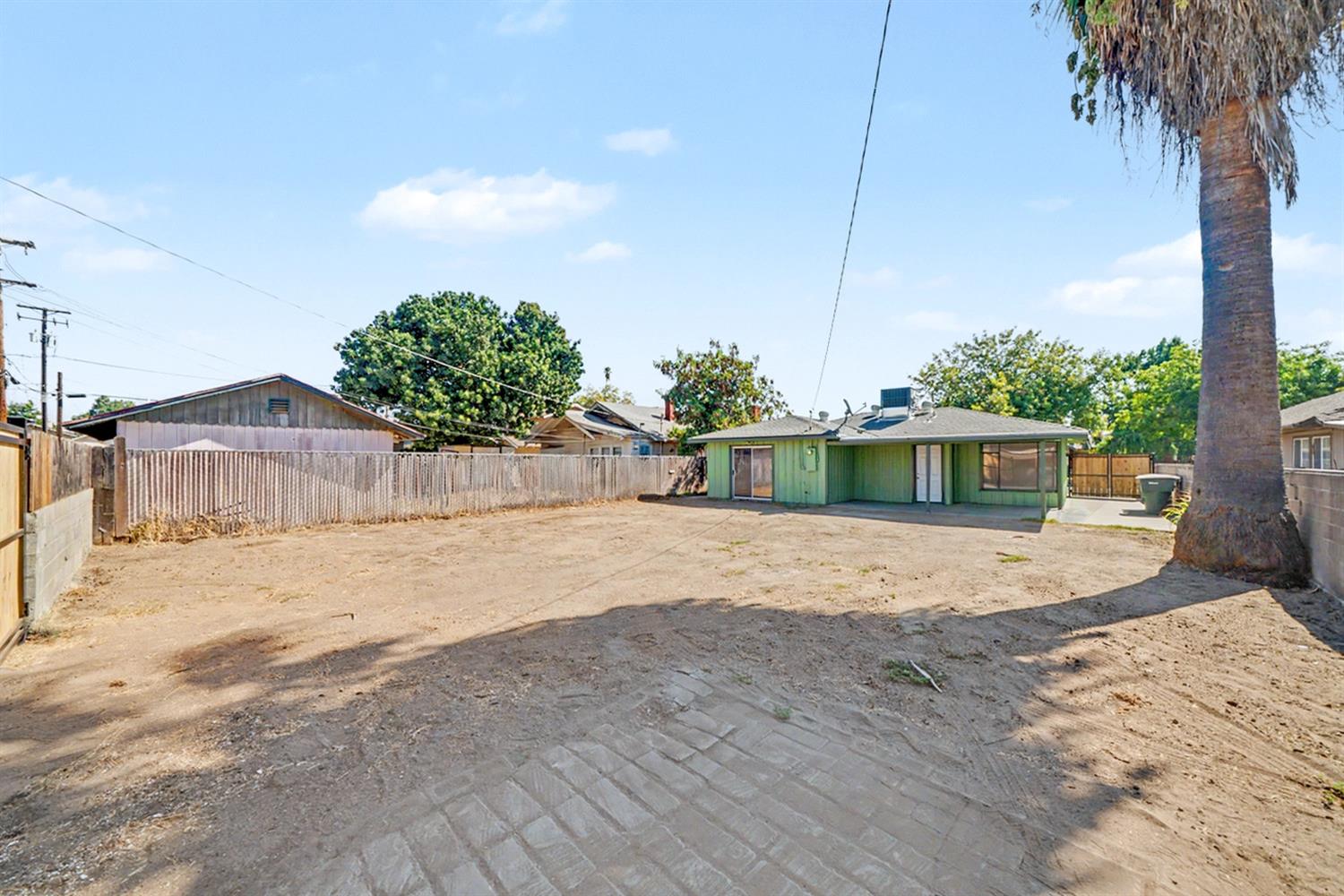 1049 N Farris Ave, Fresno, CA 93728