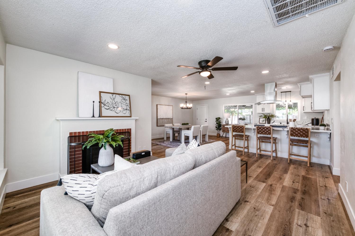 144 E Robinson Ave, Fresno, CA 93704