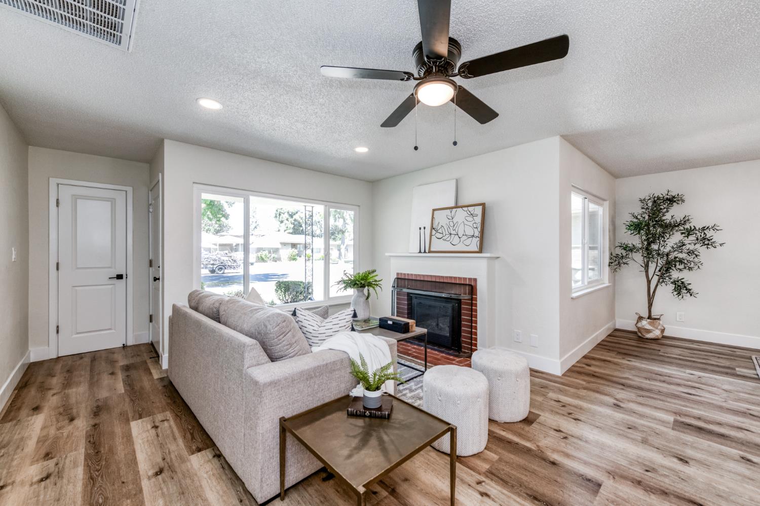 144 E Robinson Ave, Fresno, CA 93704