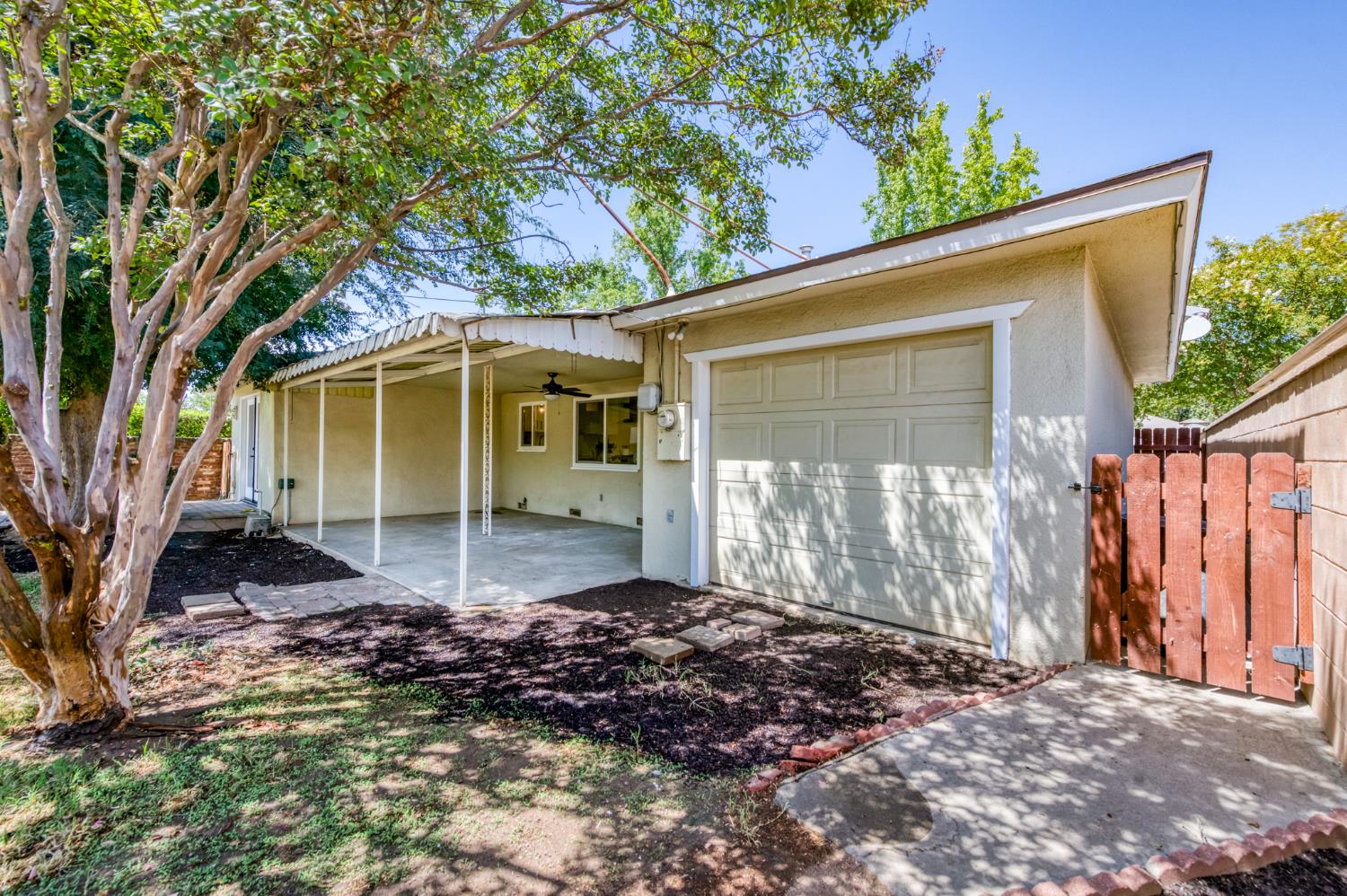 144 E Robinson Ave, Fresno, CA 93704