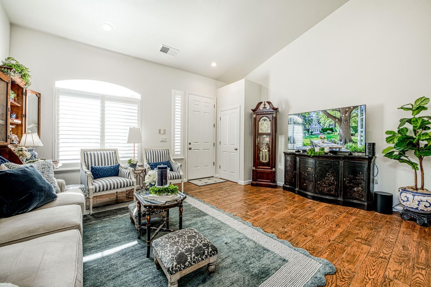 1140 E Sawgrass Ave, Fresno, CA 93730