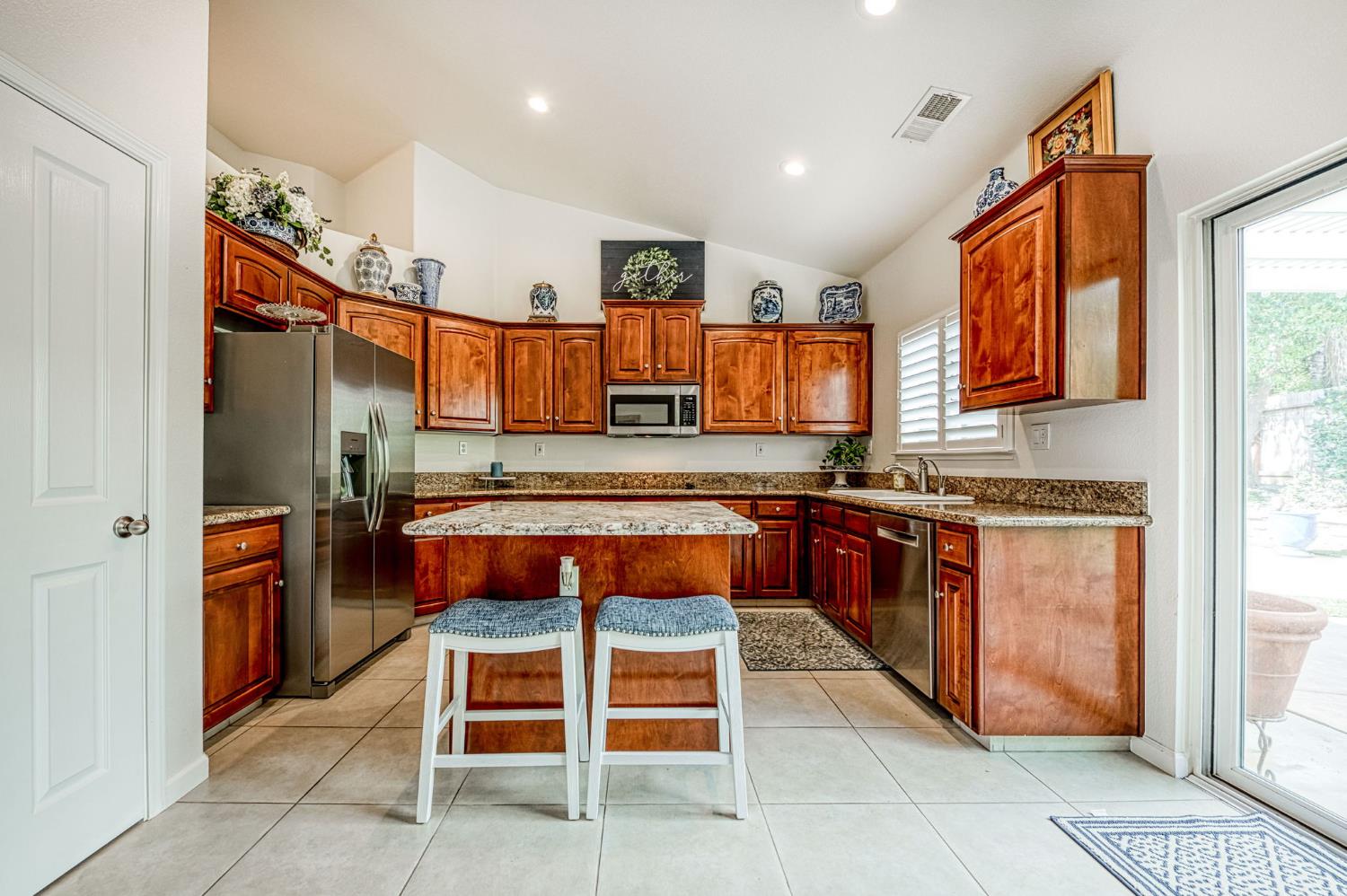 1140 E Sawgrass Ave, Fresno, CA 93730