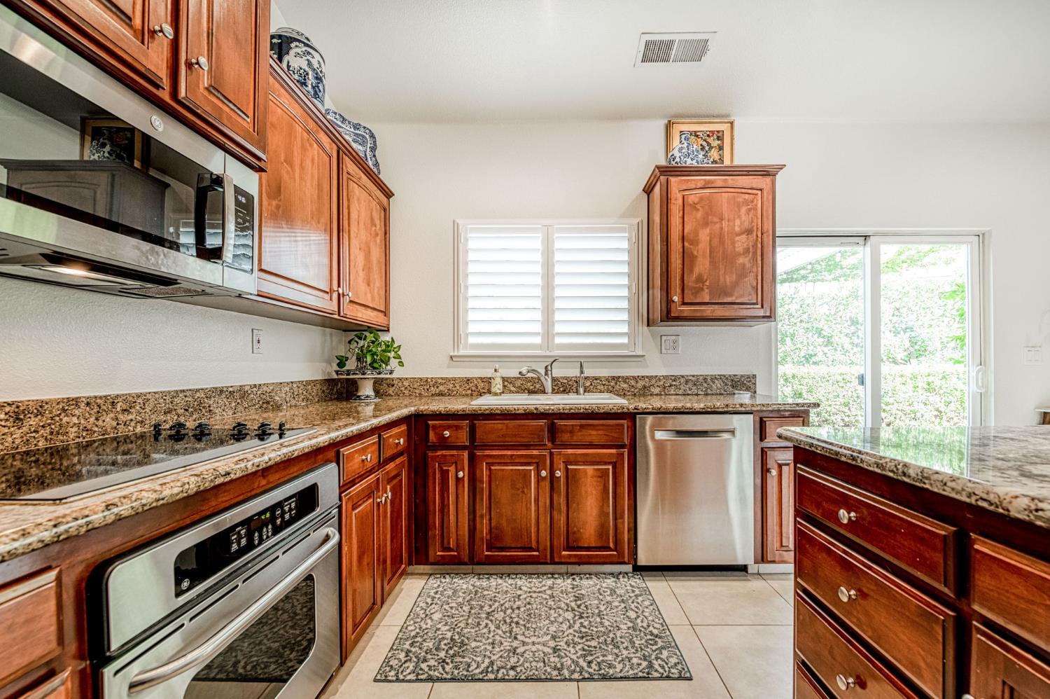 1140 E Sawgrass Ave, Fresno, CA 93730