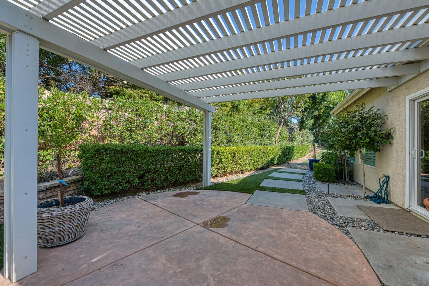 1140 E Sawgrass Ave, Fresno, CA 93730