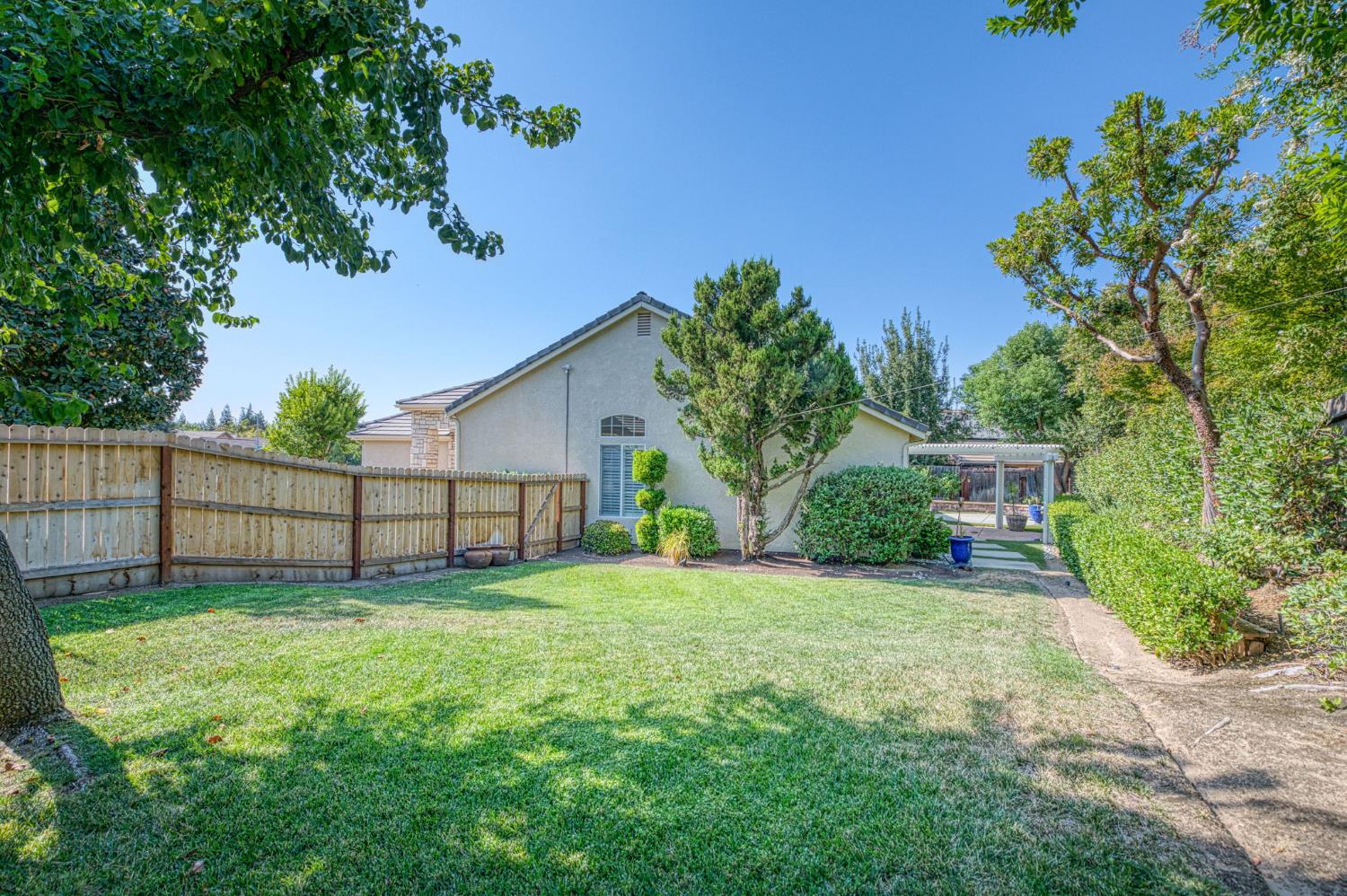1140 E Sawgrass Ave, Fresno, CA 93730