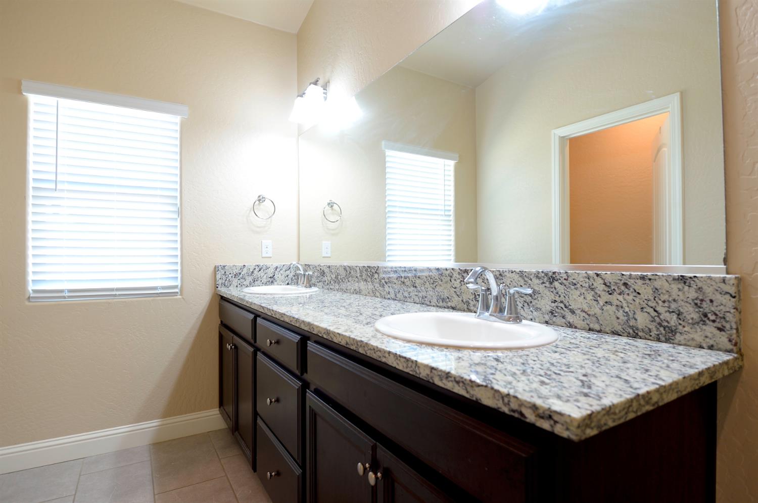 1179 Obsidian Ave, Lemoore, CA 93245